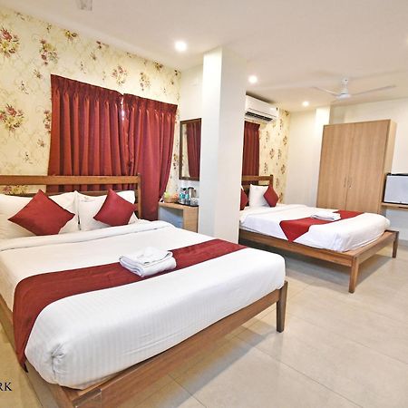 Hotel VI Park - City Centre Puducherry Buitenkant foto