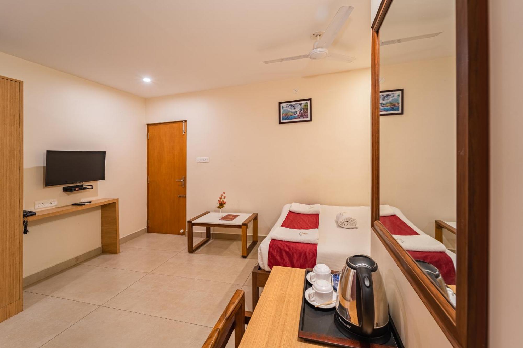 Hotel VI Park - City Centre Puducherry Buitenkant foto