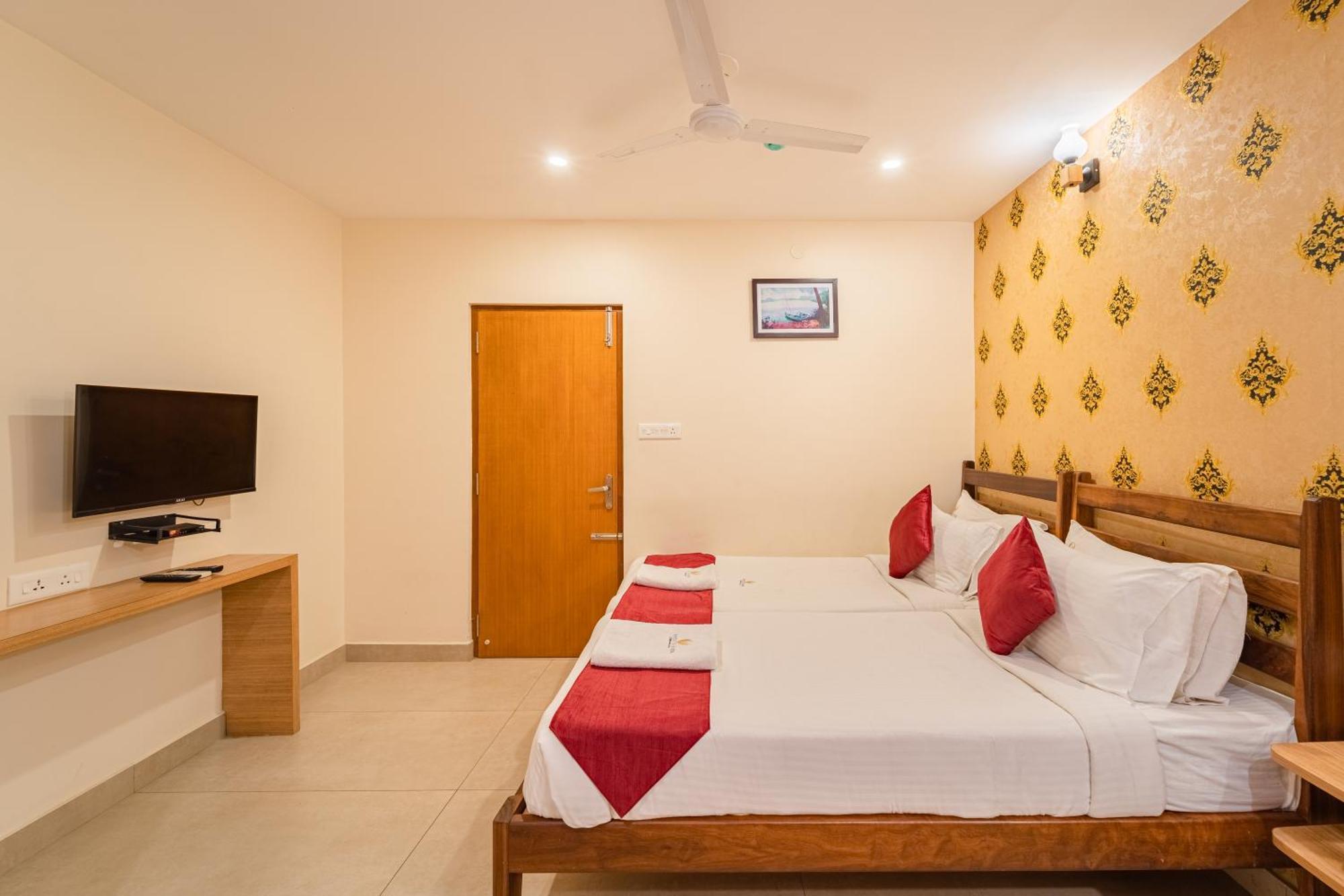 Hotel VI Park - City Centre Puducherry Buitenkant foto