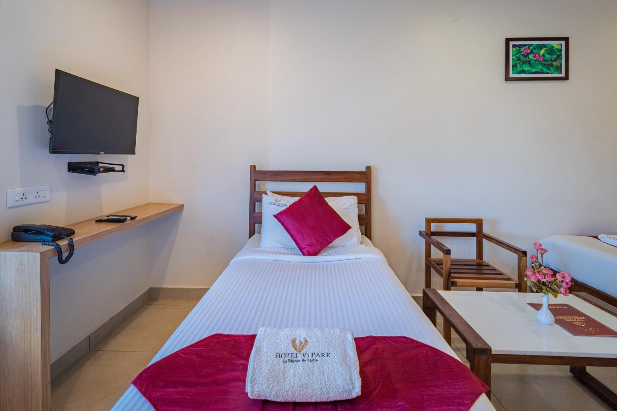 Hotel VI Park - City Centre Puducherry Buitenkant foto