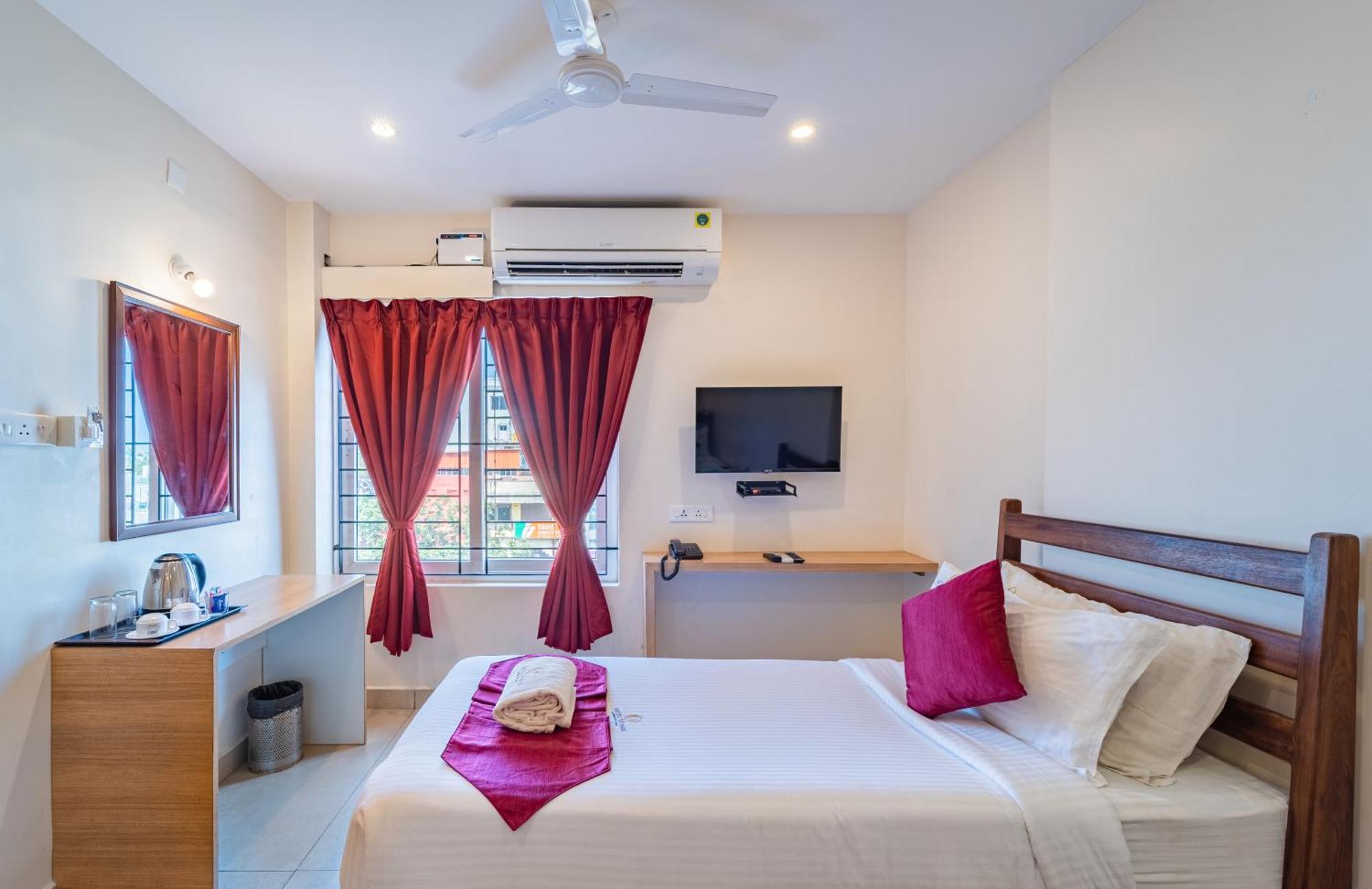 Hotel VI Park - City Centre Puducherry Buitenkant foto