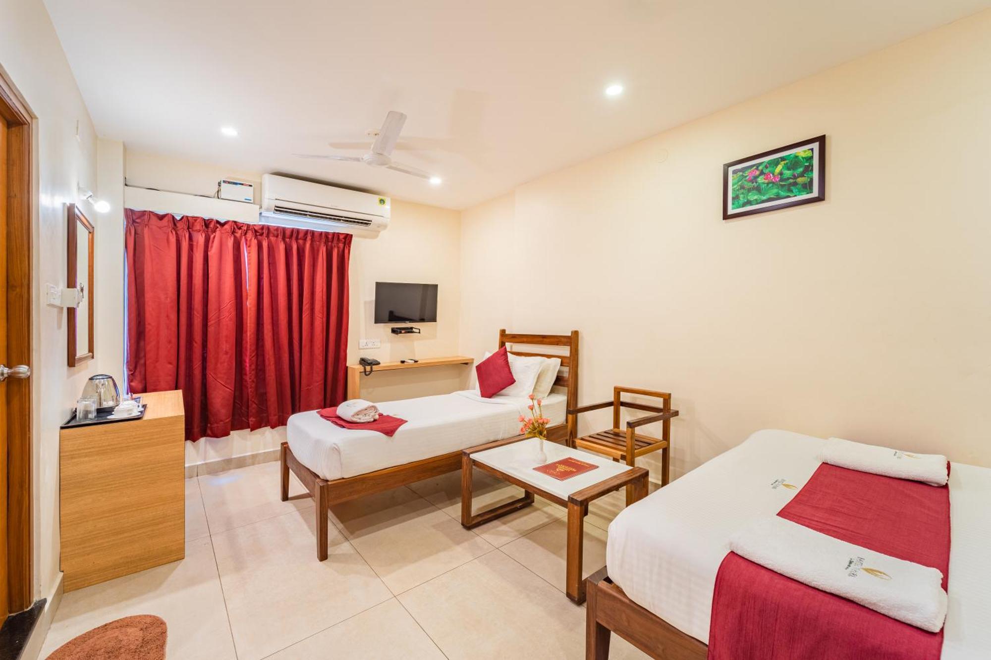 Hotel VI Park - City Centre Puducherry Buitenkant foto
