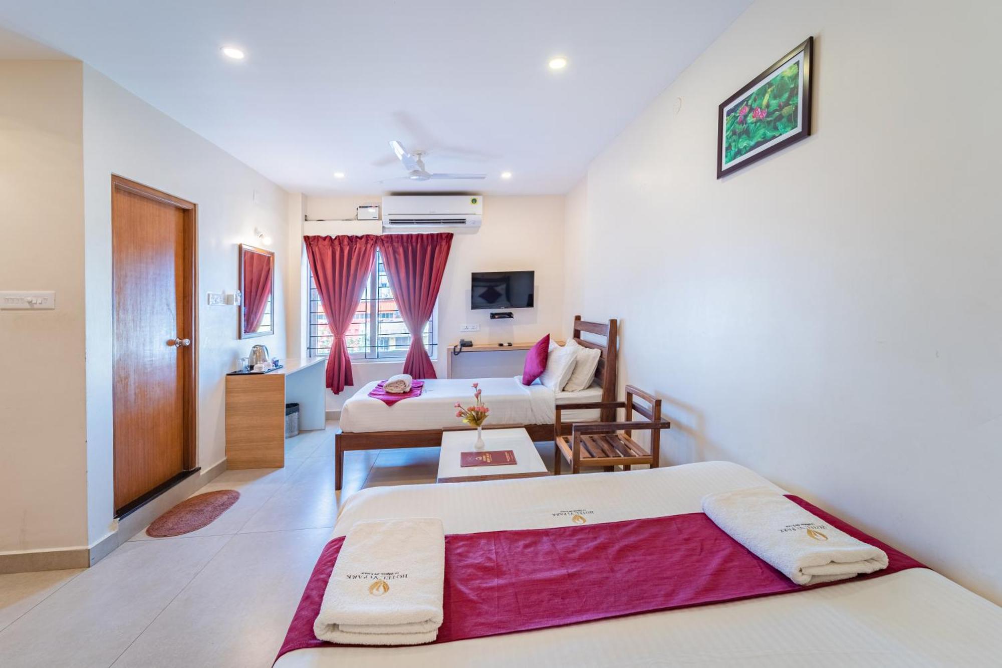Hotel VI Park - City Centre Puducherry Buitenkant foto