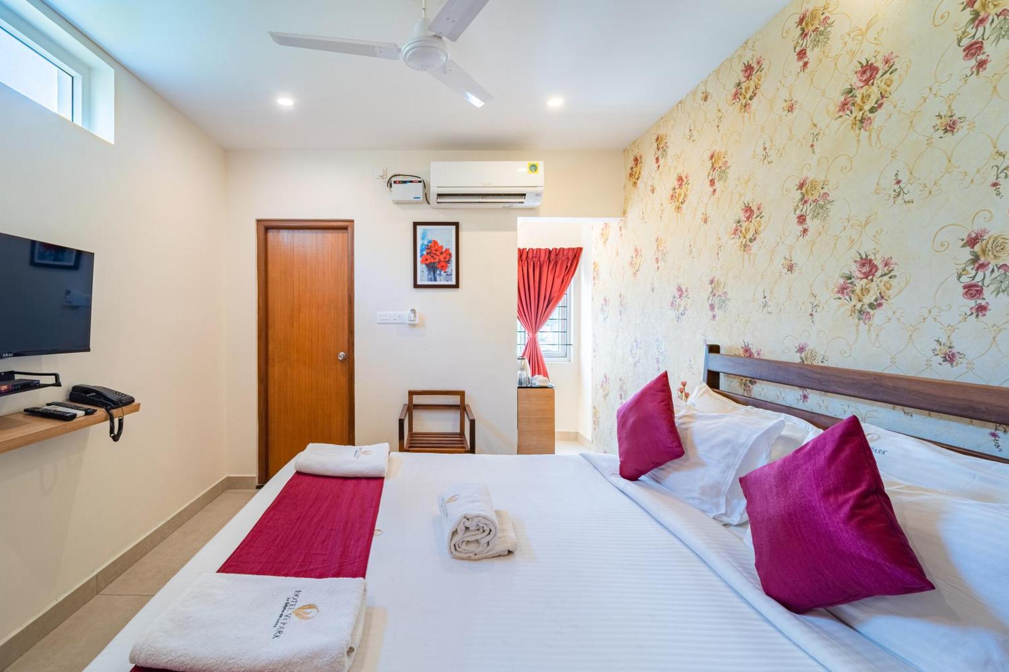 Hotel VI Park - City Centre Puducherry Buitenkant foto