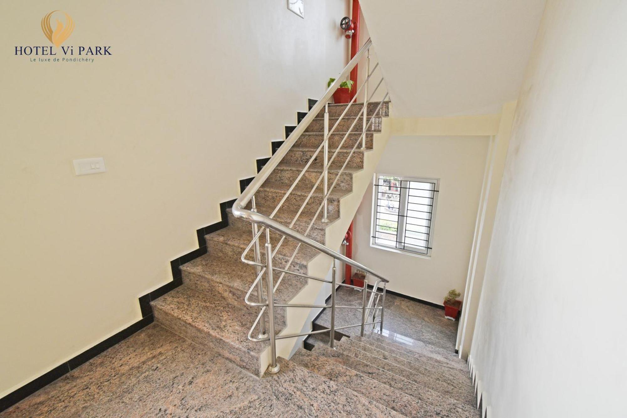 Hotel VI Park - City Centre Puducherry Buitenkant foto