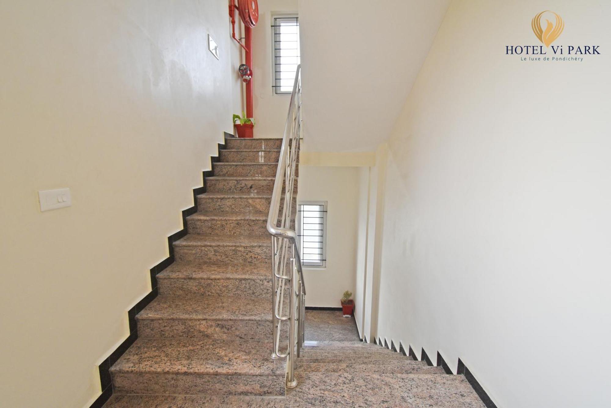 Hotel VI Park - City Centre Puducherry Buitenkant foto